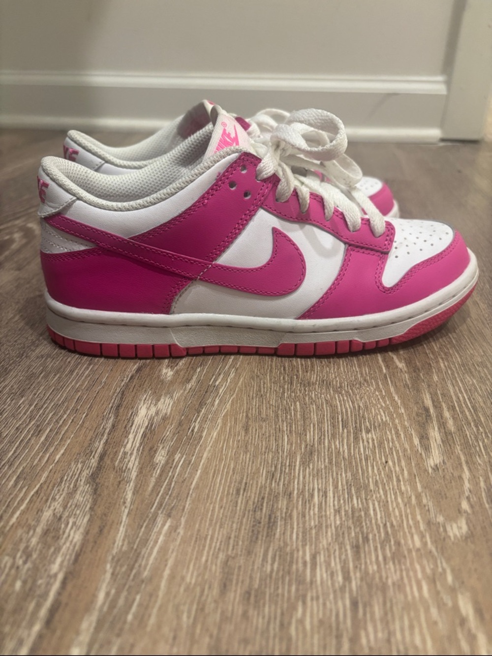Nike Women's Low-Top Sneakers in White and Pink